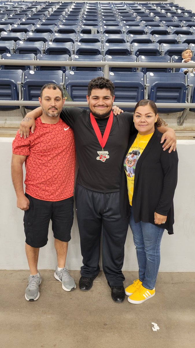 PinonesRuby's tweet photo. Pinones for the Silver medal. He is having an amazing and blessed Junior yr. It's been an amazing season of growth.
645 Squat PR
440 Bench PR
645 Deadlift PR
1730 Total PR
#ECSTRONG #hisnumberonefan #Nowimps #Powerlifting #Stong #Blessed #Shutupandlift #blessedyoucallmemom https://t.co/ZH5wLqKGHl