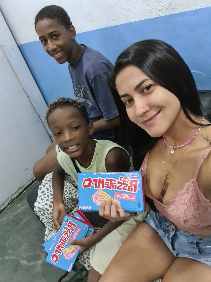 _ericarupp's tweet photo. Se vocês verem esses príncipes pelas ruas do Chapadão vendendo suas mercadorias, COMPREEEEM! Eles s��o educados, carinhosos, maravilhosos e precisam levar o sustento diário pra casa. Vocês estão no topo da minha lista quando bombar, máximo orgulho de vocês ♥️🥰 https://t.co/26htzxJVoM