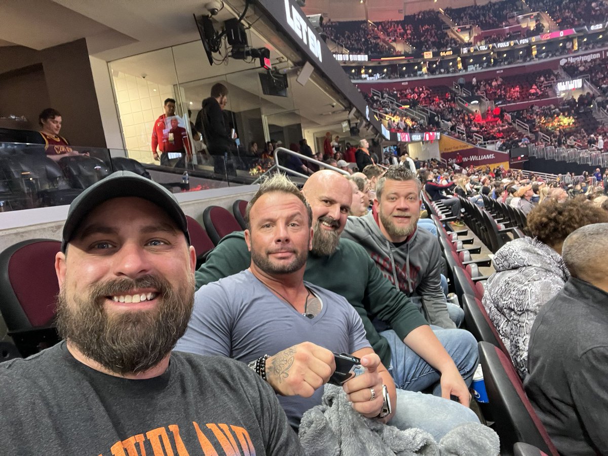 JoeHunt's tweet image. Hanging with the fellas at the Cavs game! #LetEmKnow