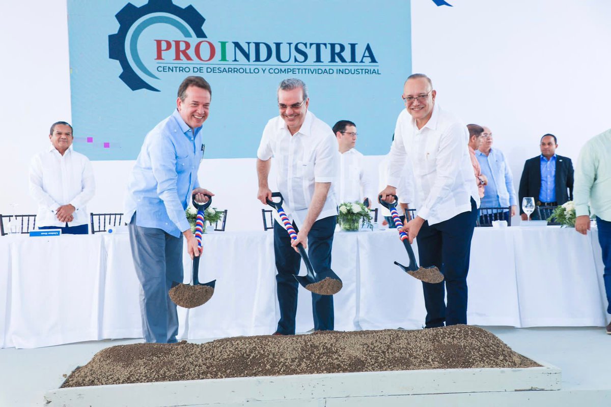 luisabinader's tweet photo. Esta tarde, en la zona franca de #LaVega, dimos el primer palazo que dejó iniciados los trabajos de construcción de 2 naves industriales y la ampliación de otras 3, con una inversión de 165 millones de pesos, y que aportará unos 1,500 empleos directos. https://t.co/2ZYyDVbTqG