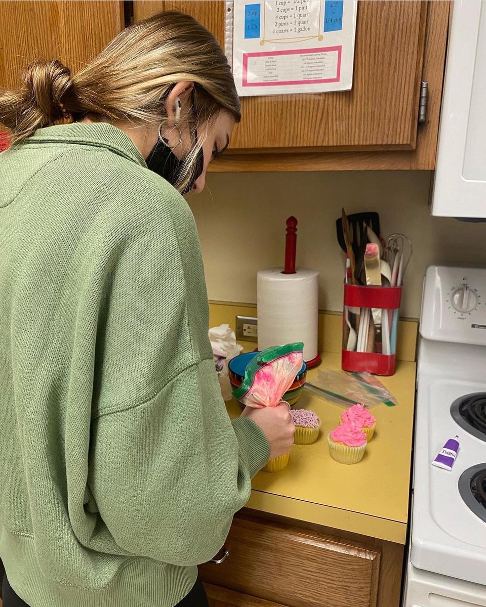 virginiafccla's tweet photo. James Wood High School #FamilyAndConsumerSciences students and #VAFCCLA members decorated cupcakes yesterday on #FCCLAFriday! Thank you for sharing your creative decorations with us, @JWHSFCCLA. We look forward to seeing you next week at #SLRC22 in Virginia Beach! #MakeItCount 🧁 https://t.co/x3D40BhVGK