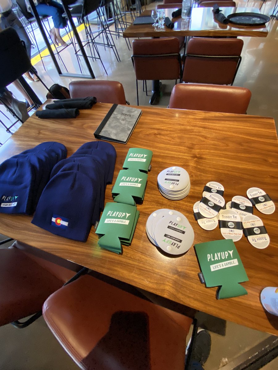 vegastbone's tweet photo. Free beverages @PlayUp_US party. Toms watch bar pretty cool too. https://t.co/opUPFcDvPt