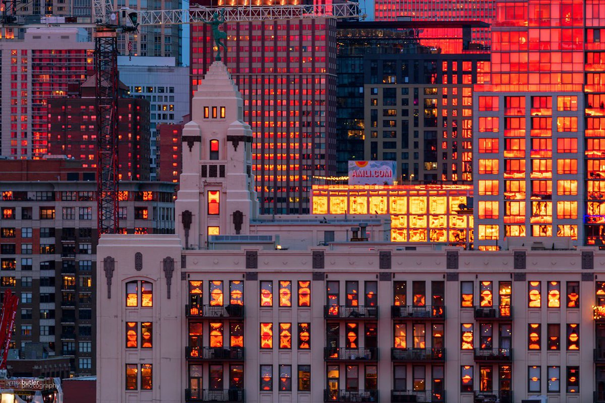 Today's only light turns the windows of Chicago's skyscrapers on fire at Saturday's sunset.  #weather #ilwx #news #chicago
