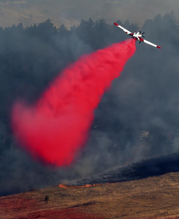 mitchellbyars's tweet image. Photos by @CliffordGrassm1 of crews fighting the #NCARFire
