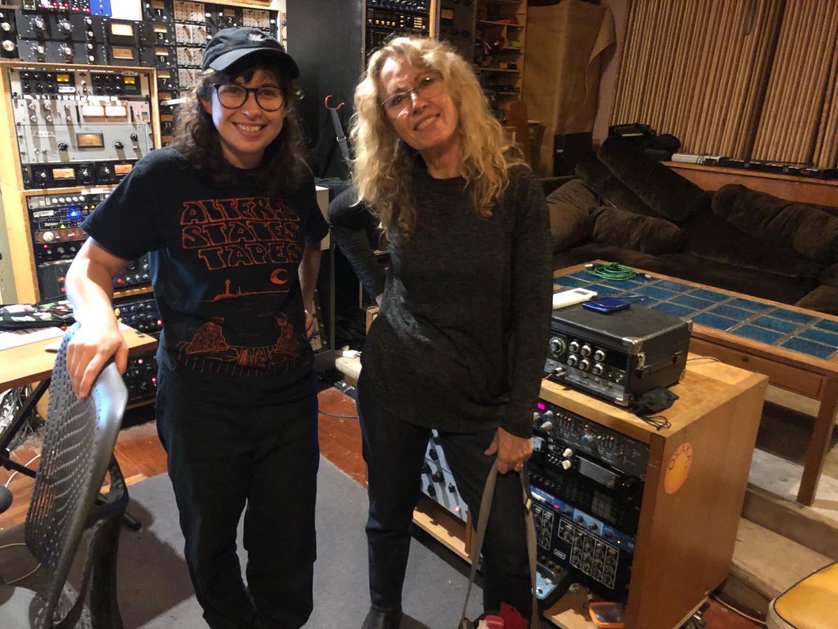 davegraney's tweet photo. the Jack goes in. Splat! Splintered! Bummer. Clare Moore played strong and powerful, Stuart Perera excelled in some Steely solos and Stu Thomas brought some sweet notes out of his P bass. #soundpark #laurahancock #davegraney #clarecmoore #stuartperera #stuthomas https://t.co/mkqBqE41h1
