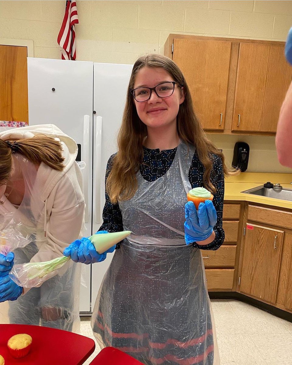 virginiafccla's tweet photo. James Wood High School #FamilyAndConsumerSciences students and #VAFCCLA members decorated cupcakes yesterday on #FCCLAFriday! Thank you for sharing your creative decorations with us, @JWHSFCCLA. We look forward to seeing you next week at #SLRC22 in Virginia Beach! #MakeItCount 🧁 https://t.co/h1TNW6XsGA