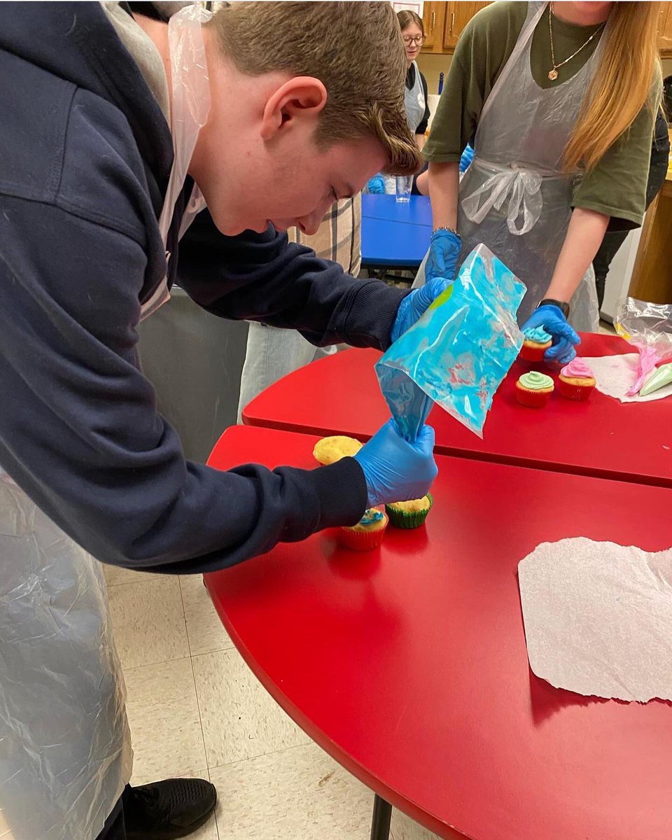 virginiafccla's tweet photo. James Wood High School #FamilyAndConsumerSciences students and #VAFCCLA members decorated cupcakes yesterday on #FCCLAFriday! Thank you for sharing your creative decorations with us, @JWHSFCCLA. We look forward to seeing you next week at #SLRC22 in Virginia Beach! #MakeItCount 🧁 https://t.co/h1TNW6XsGA