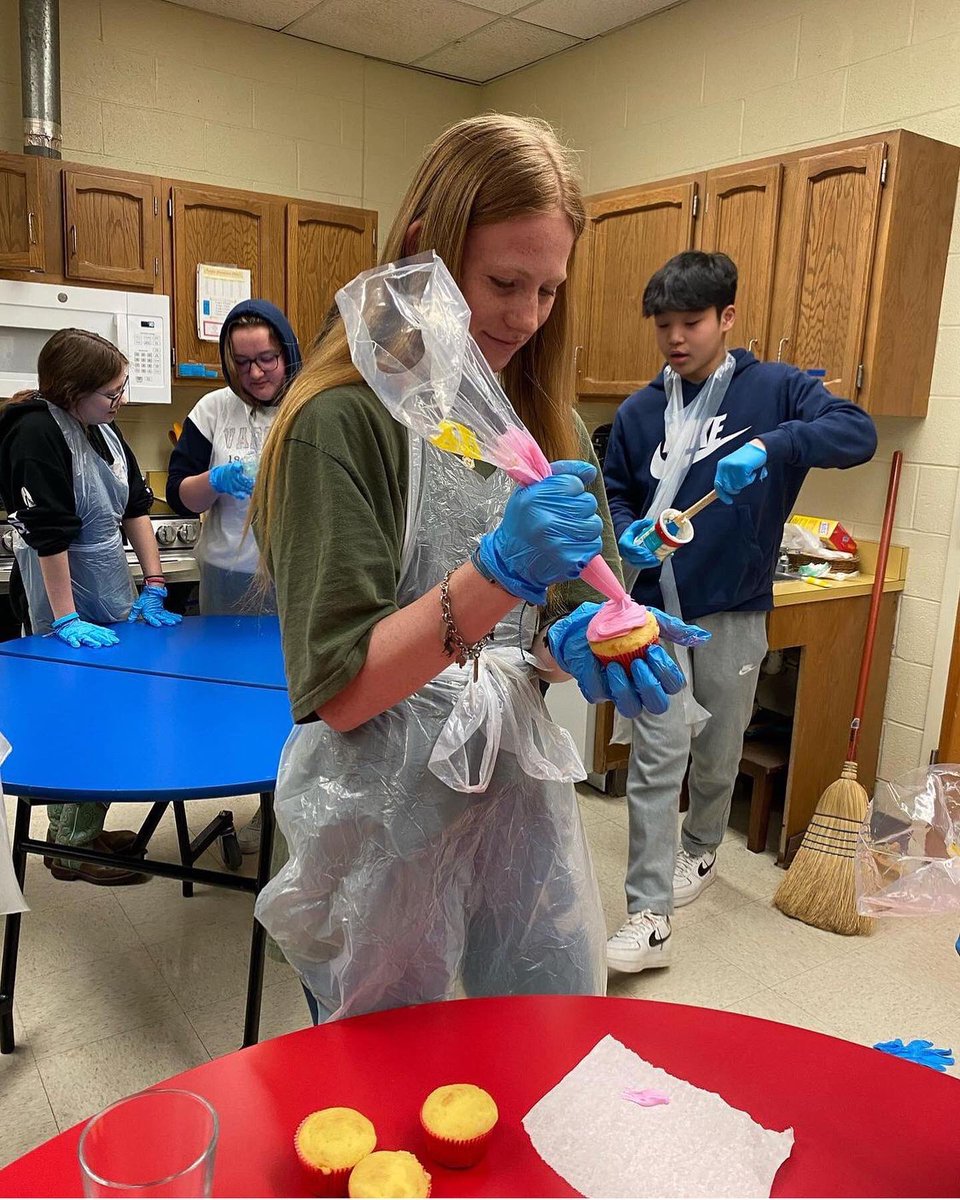 virginiafccla's tweet photo. James Wood High School #FamilyAndConsumerSciences students and #VAFCCLA members decorated cupcakes yesterday on #FCCLAFriday! Thank you for sharing your creative decorations with us, @JWHSFCCLA. We look forward to seeing you next week at #SLRC22 in Virginia Beach! #MakeItCount 🧁 https://t.co/h1TNW6XsGA