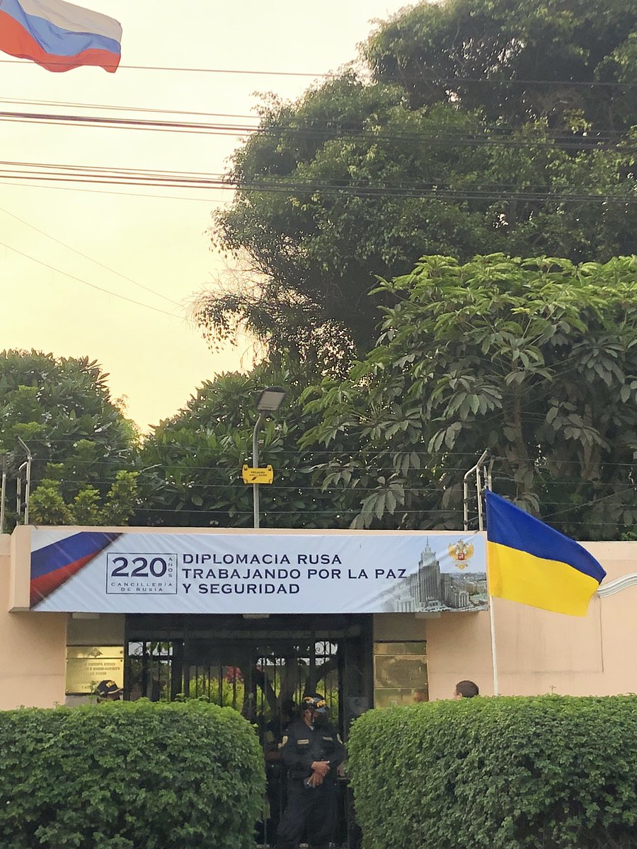 efrita_19's tweet photo. #safeukraine #StopPutin #StopTheWar #protestaPeru #IStandWithUkriane 🇺🇦 🇵🇪 at Russian embassy in Peru https://t.co/CHhzFLf4iC