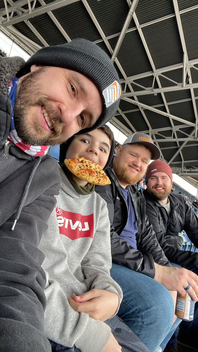 EvoDarkSide89's tweet photo. #seattle #supercrosslive #fun #friends and #family 🤘🏼🤙🏼 #letsgo https://t.co/PiLdH3QU20