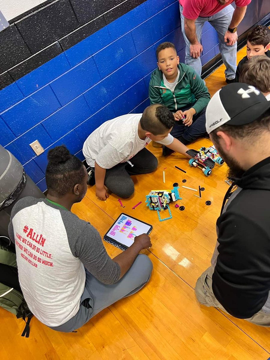 braveneutrino's tweet photo. Love these pics! #STEM #sumobots #robotics #makinglivingbetter @catawbaschools https://t.co/PtehuSkhsq