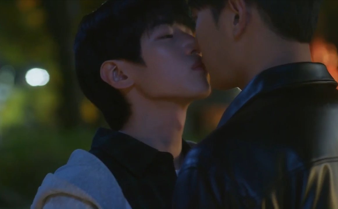 Juli_OhmNanon's tweet image. Acho que eu nunca vi tanto BEIJO em um bl coreano. E foi cada beijo.🤤😘
#semanticerrorfinale
