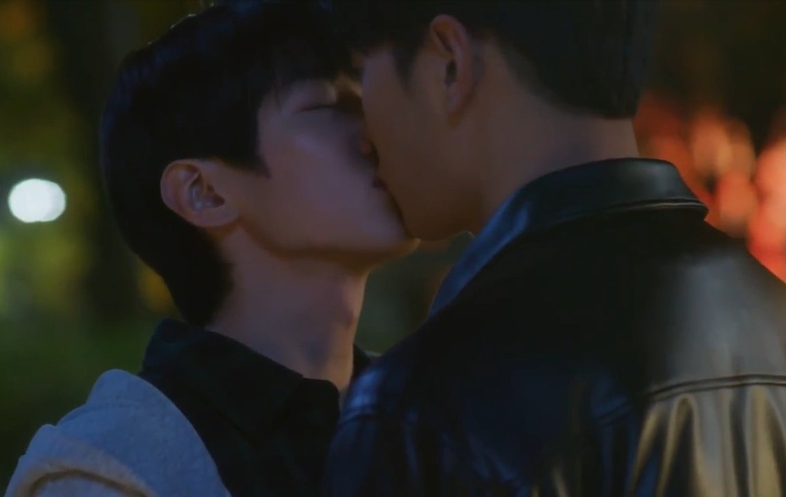 Juli_OhmNanon's tweet image. Acho que eu nunca vi tanto BEIJO em um bl coreano. E foi cada beijo.🤤😘
#semanticerrorfinale