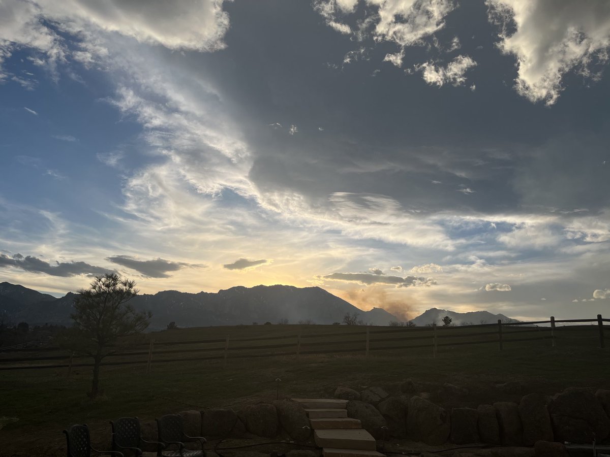 Update: from our back yard it looks like the fire has really diminished. Winds are calm. Smoke still continues but much smaller plumes. Be safe Boulder. ❤️ #NCARfire