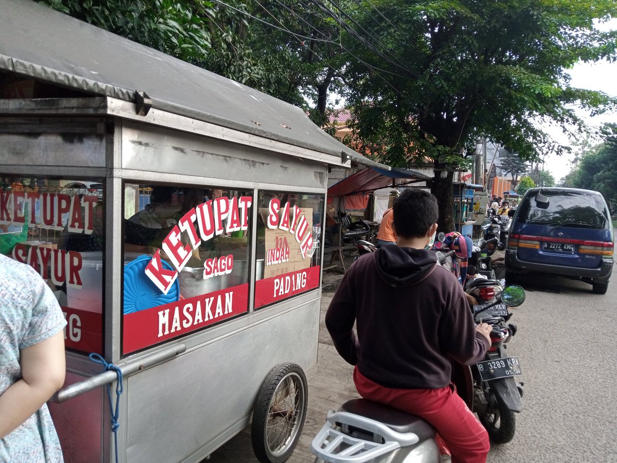 TxtdrNarogong's tweet image. Udah paling bener pagi - pagi tuh makan ketupat sayur Jembatan 2 Narogong.