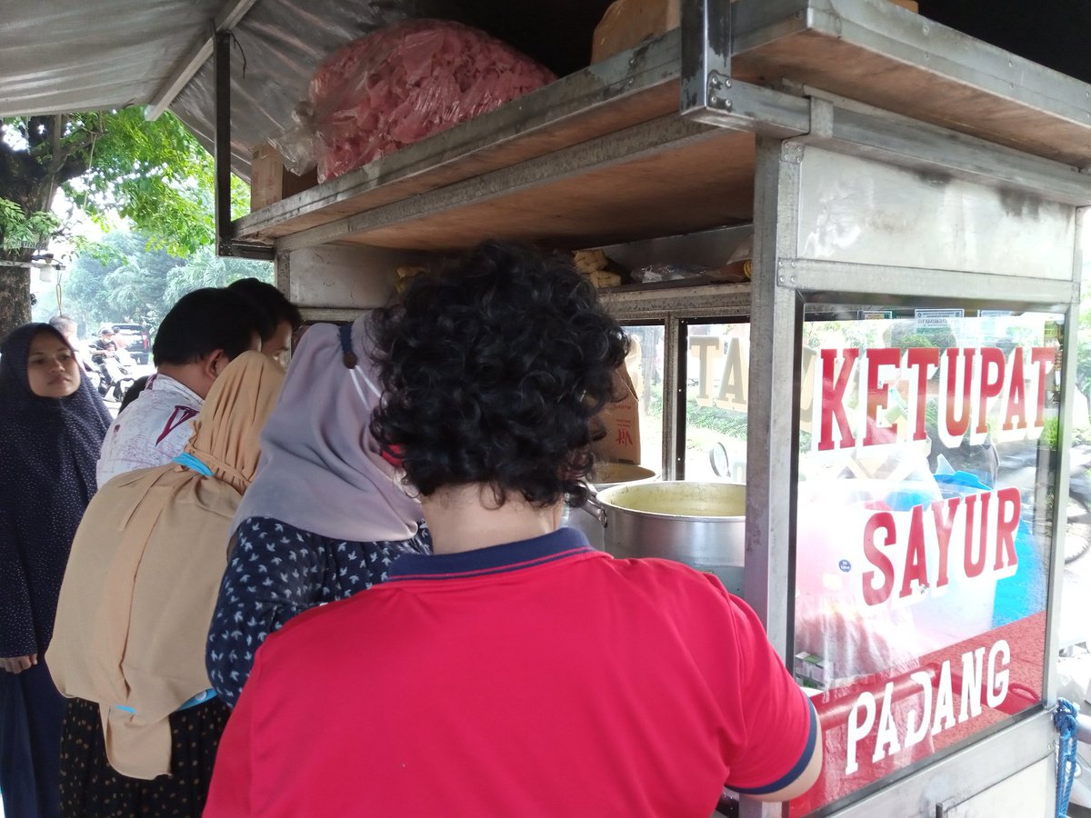 TxtdrNarogong's tweet image. Udah paling bener pagi - pagi tuh makan ketupat sayur Jembatan 2 Narogong.