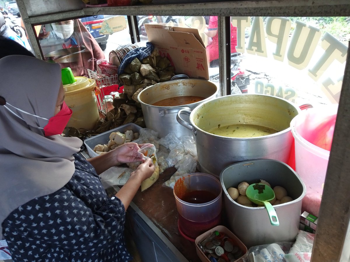 TxtdrNarogong's tweet image. Udah paling bener pagi - pagi tuh makan ketupat sayur Jembatan 2 Narogong.