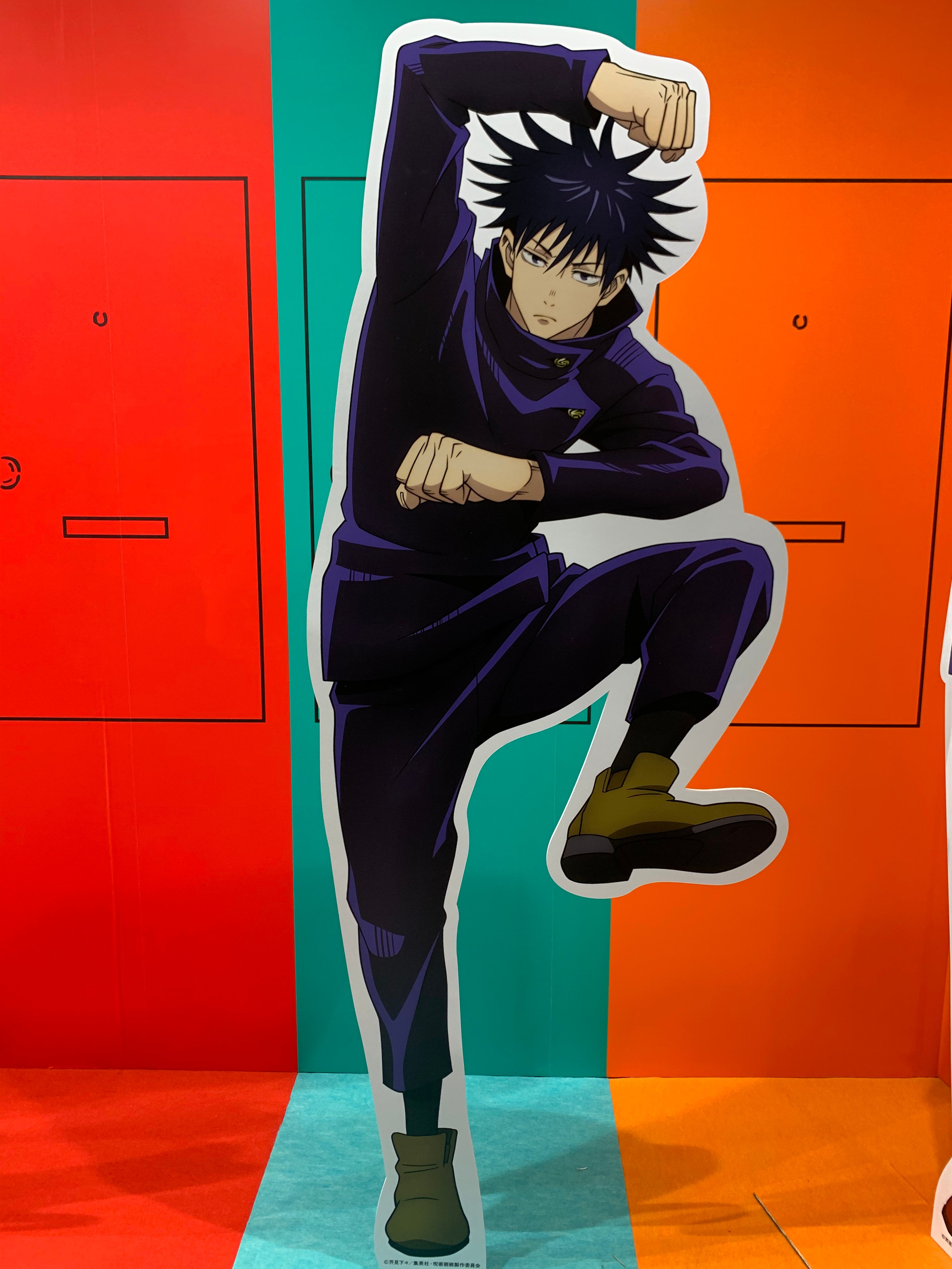 呪術廻戦 アニメ公式 Animejapan 22開催中 Toho Animationブースではtvアニメ 呪術廻戦 第1期第1クールedの あのポーズ をしている東京校メンバー等身大スタンディが展開中 11時は 伏黒恵 と一緒に あのポーズ こちらのビジュアルのオリジナル