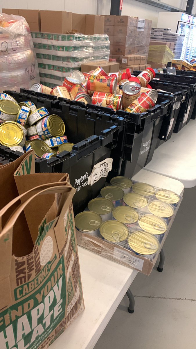 DFW_HH's tweet photo. Helping the community and preparing bags of food! 🙌🏽 #endhunger #foodinsecurity #poverty https://t.co/sykDtzMDyF