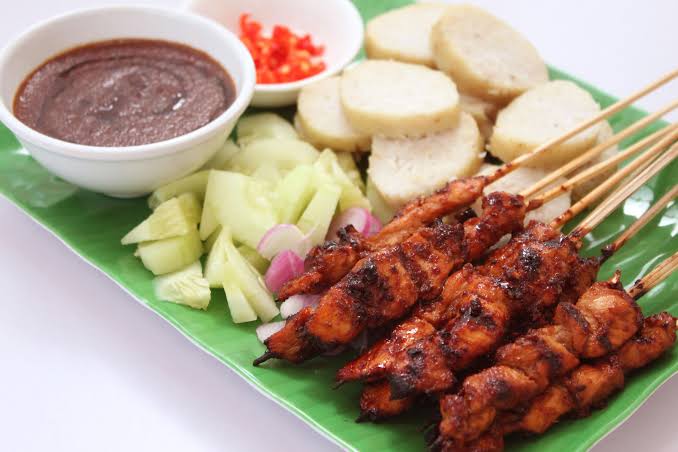 SUMJAMBAN's tweet photo. ㅤㅤㅤ

♩ sate ayam + ketupat
♩ buah potong 
♩ kue jajanan pasar 

ㅤㅤㅤ https://t.co/30ji43o6R4