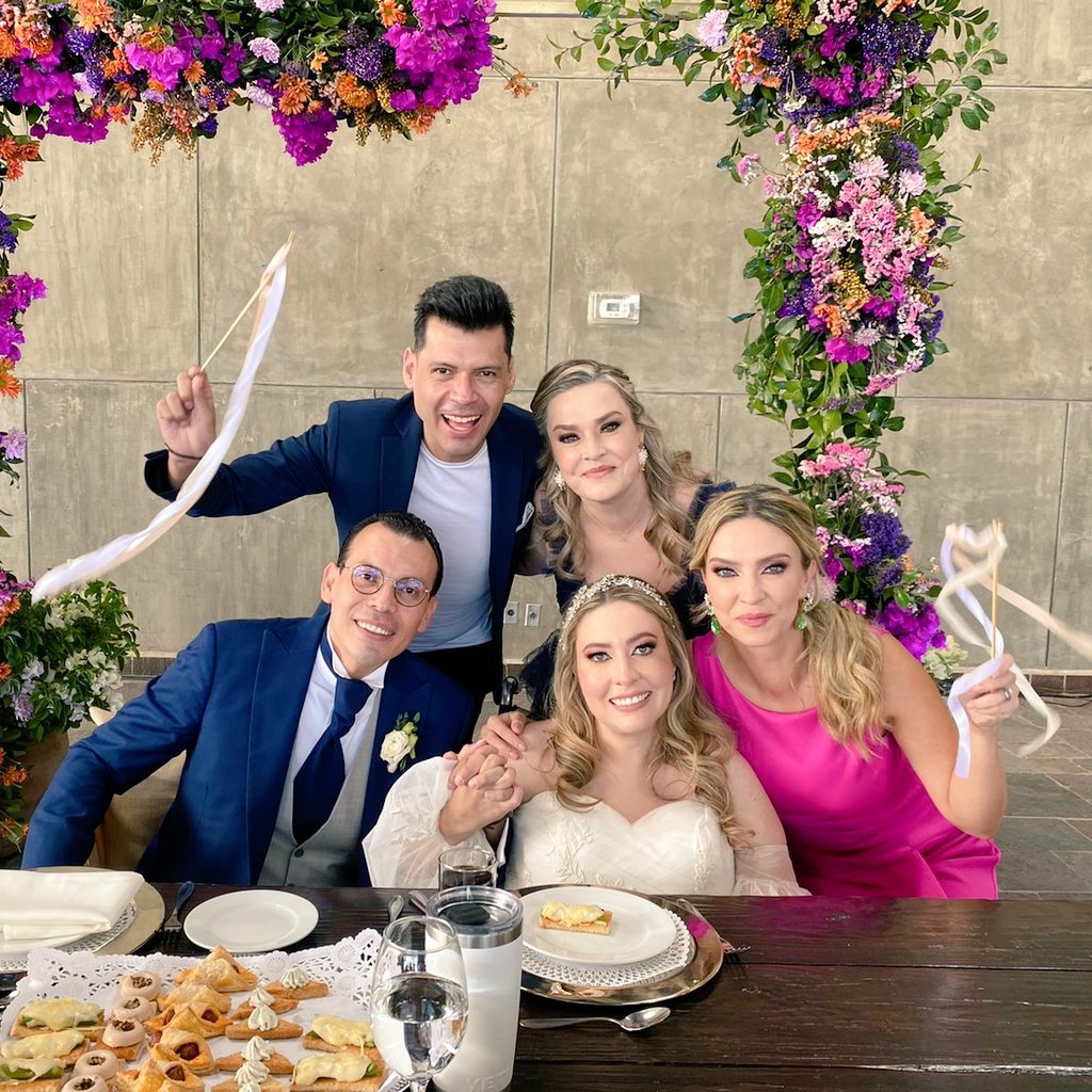 alejandrogalans's tweet photo. Que hermoso es ver felices a los que amas. La familia es tan genial. #familyfun #familytime #weedingtime #reciéncasados https://t.co/uiFtzIBS6U