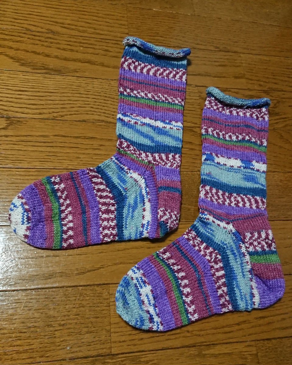 karin_note's tweet photo. 初めて靴下編みました➰🧦
編み目ガタガタだし、色々反省点があるけれど...取り敢えず完成できたので良しとします😆笑

#手編み靴下
#オパール毛糸
#opal毛糸 https://t.co/9UlQJE0NvJ