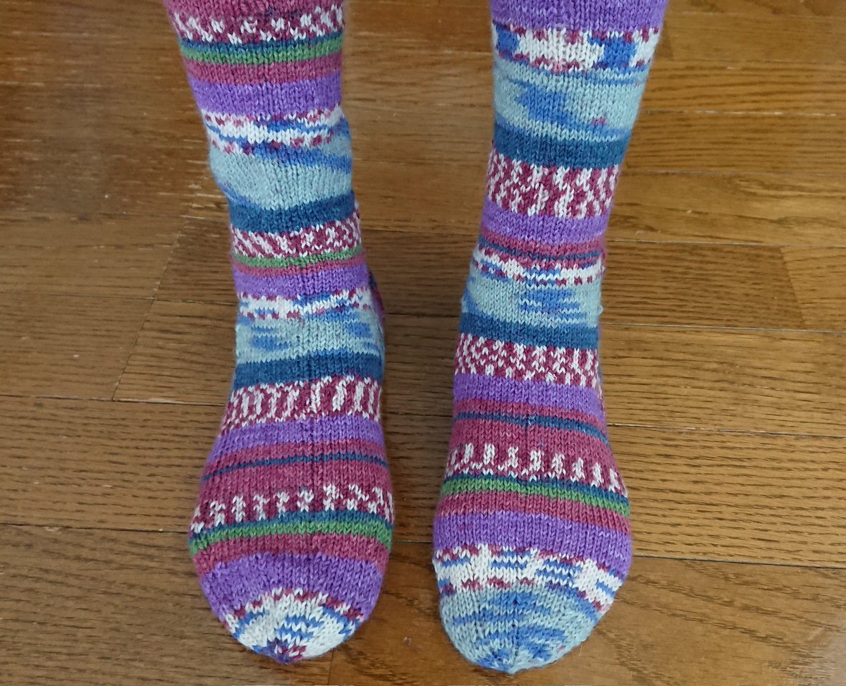 karin_note's tweet photo. 初めて靴下編みました➰🧦
編み目ガタガタだし、色々反省点があるけれど...取り敢えず完成できたので良しとします😆笑

#手編み靴下
#オパール毛糸
#opal毛糸 https://t.co/9UlQJE0NvJ