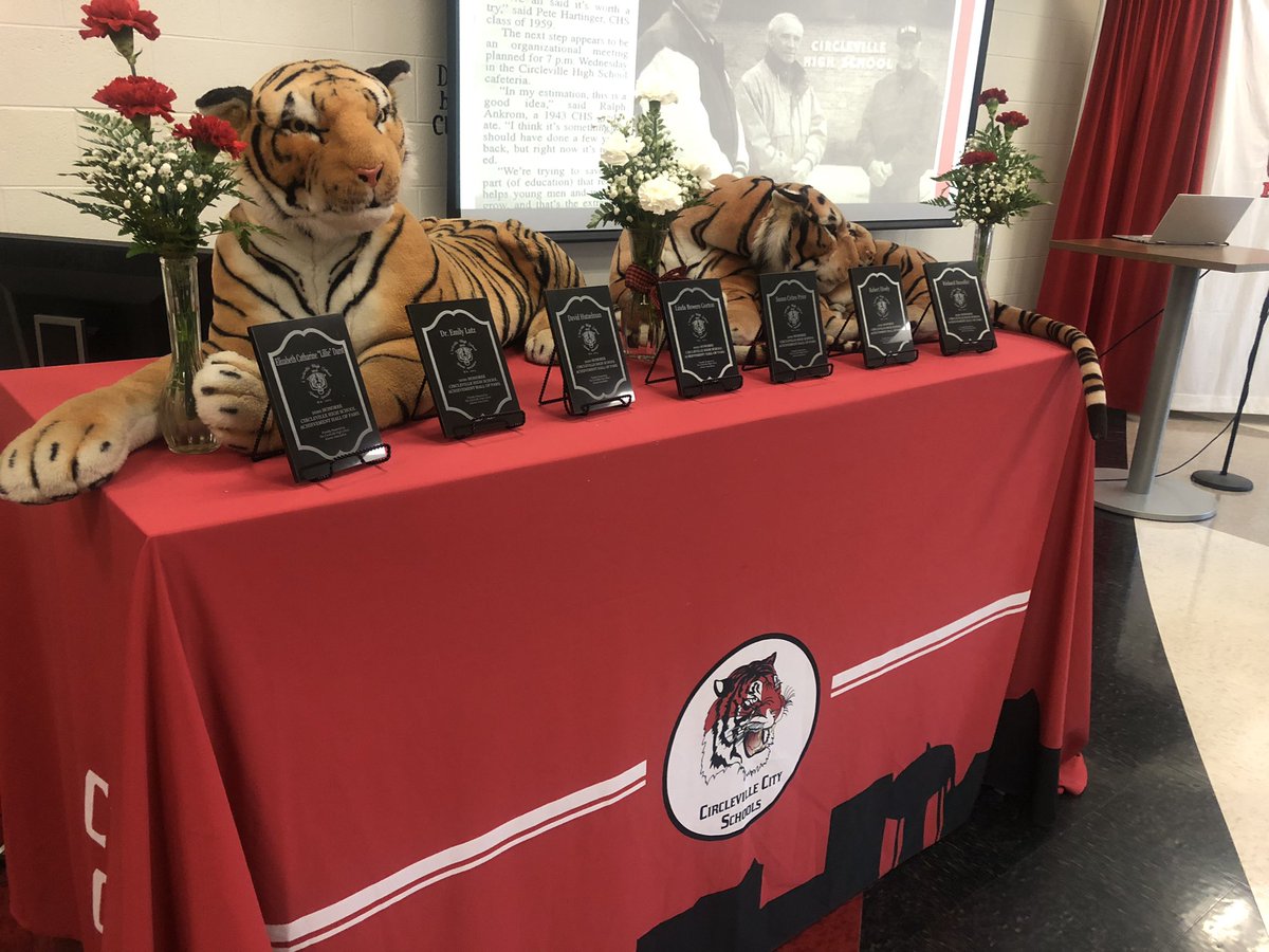 halleykimberly's tweet photo. What a special evening of honoring seven inductees to CHS Hall of Fame! Inspirational stories of lives that impact the local community and world. Congratulations to the honorees! @Cville_Alumni https://t.co/MthF8iRiEW