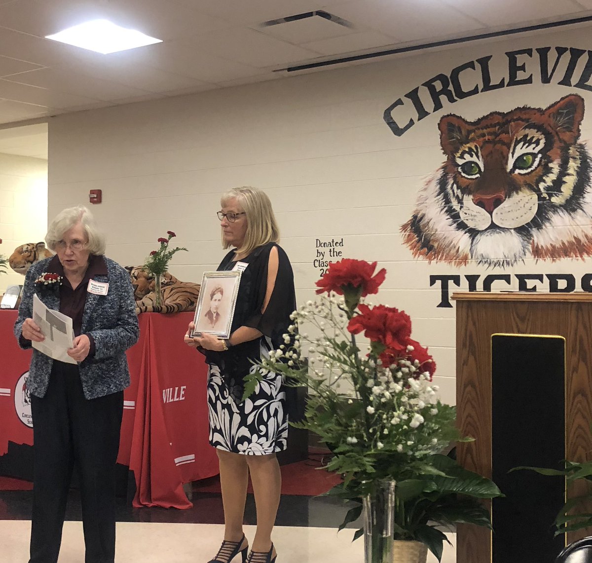 halleykimberly's tweet photo. What a special evening of honoring seven inductees to CHS Hall of Fame! Inspirational stories of lives that impact the local community and world. Congratulations to the honorees! @Cville_Alumni https://t.co/MthF8iRiEW