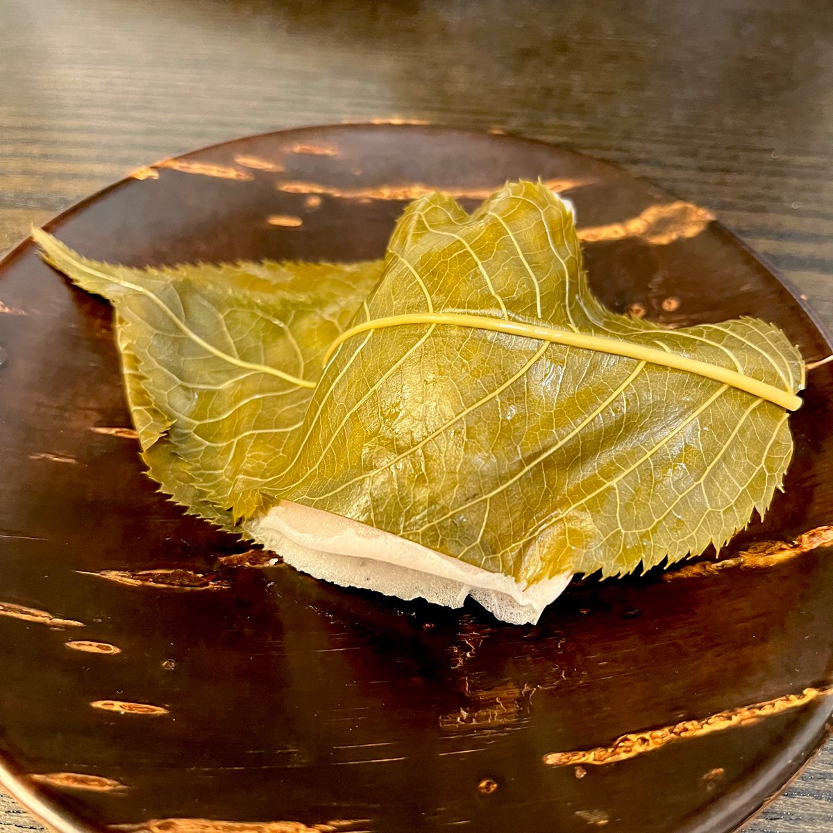 日本橋長門さんの桜餅を桜皮細工の皿で🌸

（葉っぱは剥がして食べる派）