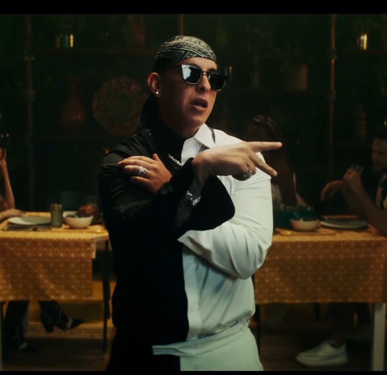 DYMFC_Argentina's tweet photo. Abro hilo de los mejores outfits de Daddy Yankee en los vídeos de #Legendaddy
Empiezo yo:
Mi favorito es de #Impares 💔 https://t.co/7vsHTCrTcg