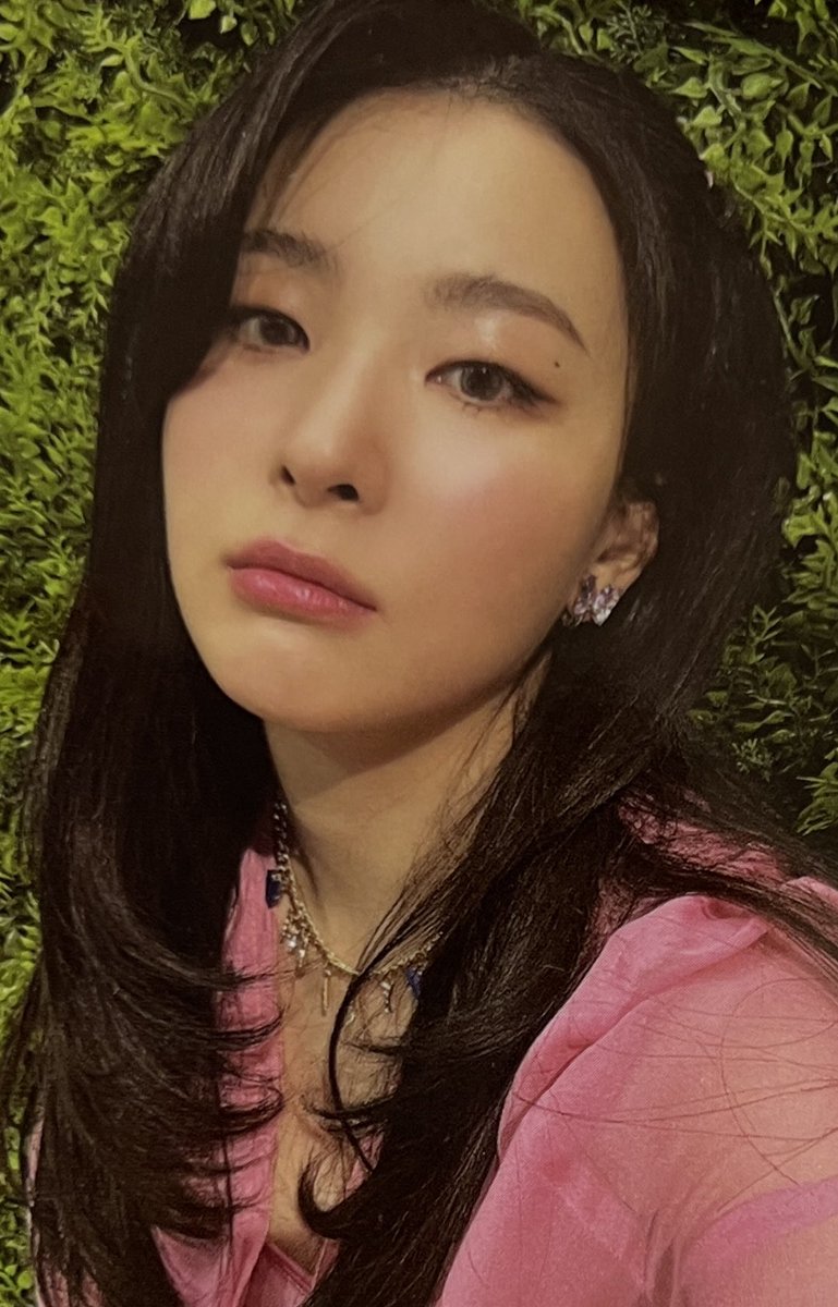 gomseulkong's tweet photo. 슬기 포카 셀렉 기준이 "무조건 러비들이 좋아할거 같은거"라니.. 
그래서 포카 뒷면에도 열심히 골랐다고 어떠냐고 그런거임..? 참나 귀여워서 미치겠네 이.. 러비밖에 모르는 슬수종아 https://t.co/dqxl7JEDu1