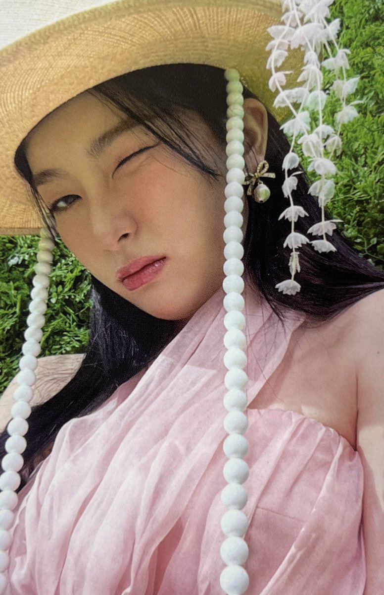 gomseulkong's tweet photo. 슬기 포카 셀렉 기준이 "무조건 러비들이 좋아할거 같은거"라니.. 
그래서 포카 뒷면에도 열심히 골랐다고 어떠냐고 그런거임..? 참나 귀여워서 미치겠네 이.. 러비밖에 모르는 슬수종아 https://t.co/dqxl7JEDu1