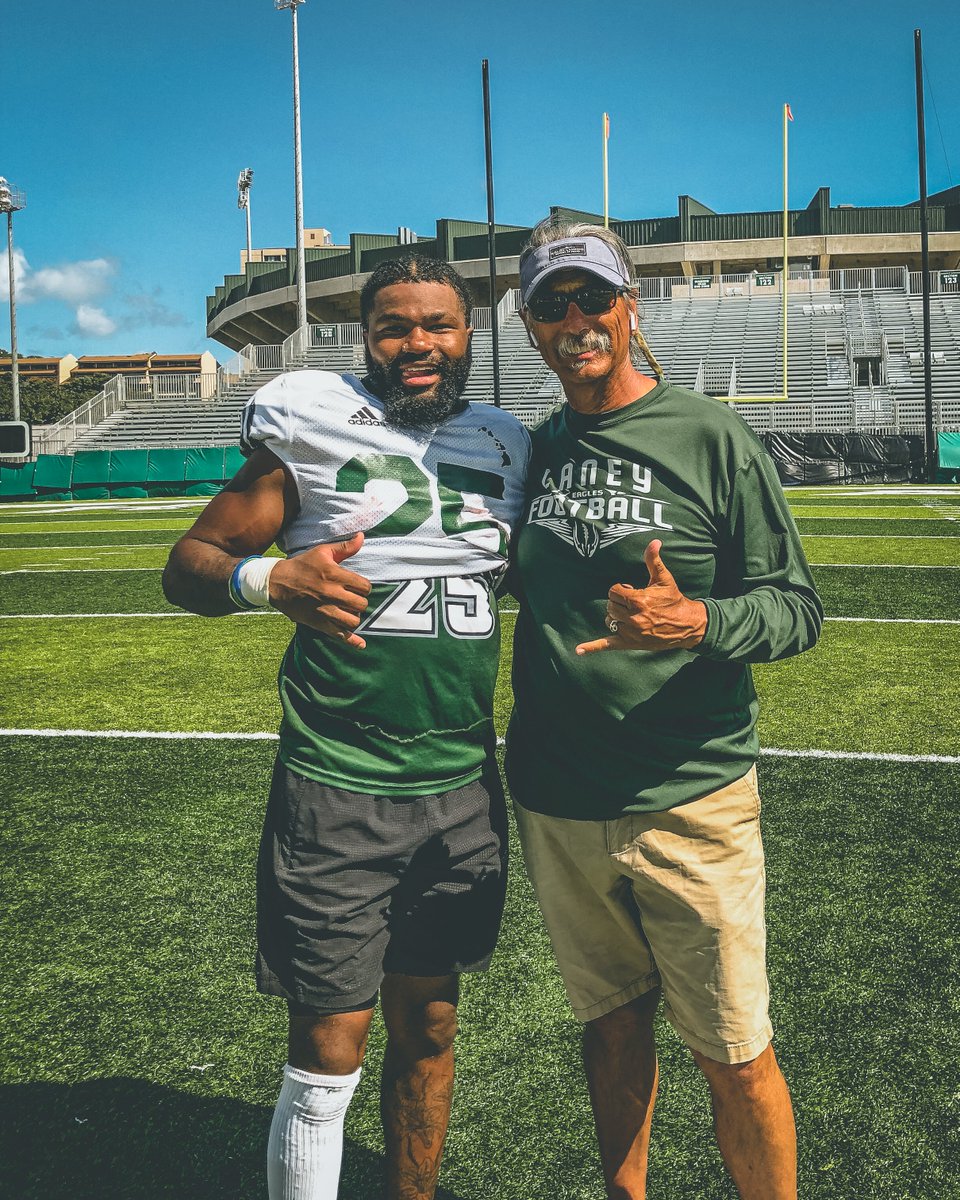 HawaiiFootball's tweet photo. An unbreakable bond between @DiGiornio_4Chz and @beam_coach. @LastChanceUAlum 

#BRADDAHHOOD https://t.co/LuIbAcnQu0