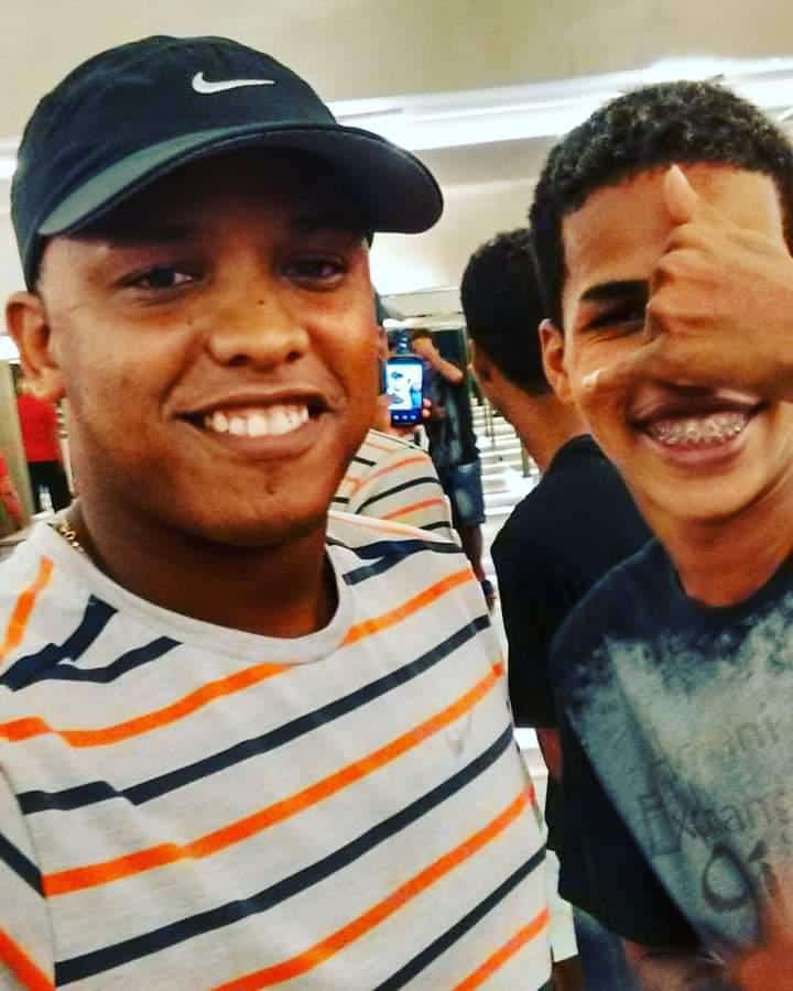 BrunoAlerd's tweet photo. Você tava aqui ontem comigo me zoando , falando irmão te amo ainda falei parece uma despedida e realmente foi , fica com Deus irmão descansa em paz meu amigo , irmão meu relikia te amo meu parceiro , mais um dos meus que se vai nessa vida te amo irmão #EternoRg💔😭😞😢🏴🇹🇷 https://t.co/4ioOud7skX