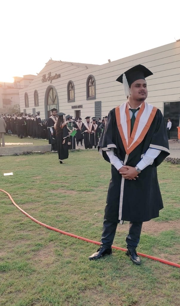 میرے لفظوں سے نہ کر میرے کردار کا فیصلہ
تیرا وجود مٹ جایٔگا میری حقیقت ڈھونڈتے ڈھونڈتے

#ssuet
#convocation2022