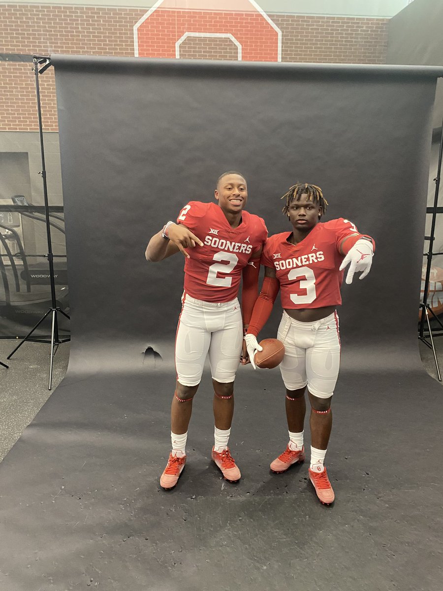 DerekLagway's tweet photo. The #1 running back in c/o 24 with #1 dual threat in the c/o 24… what y’all think sooner fans???? #BoomerSooner 🔴⚪️ @3stacygage https://t.co/pSImHOPzTF