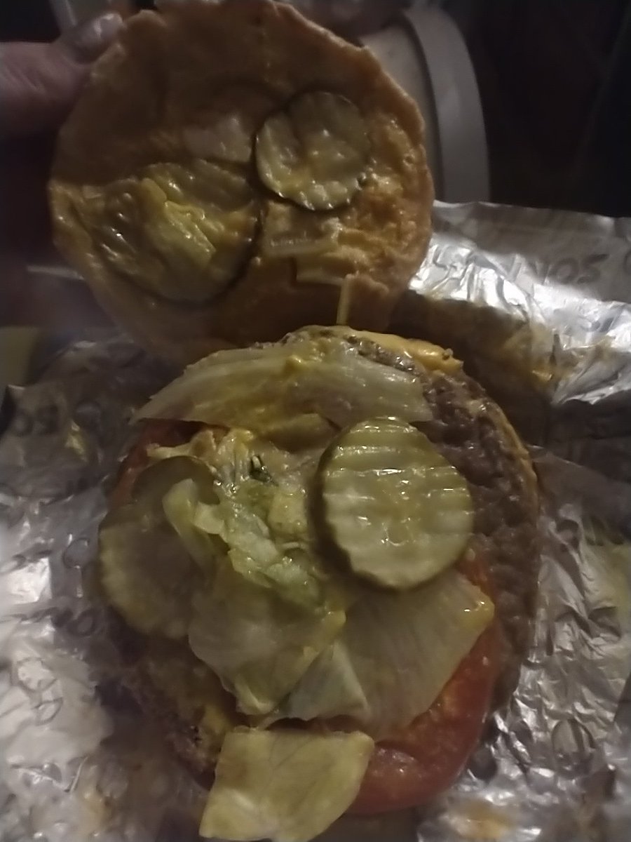 MikkaTyler's tweet photo. 4 pickle slices = extra pickles for @sonicdrivein I guess? They s'posed to have 3-4 per burger normally, idk.. https://t.co/wVmZlM82Ru