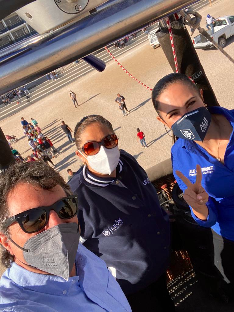 Desde las alturas en el globo aerostático <a href="/Liliyalex/">Liliana Suarez</a> Presidenta del <a href="/COPAME/">Comité Paralímpico Mexicano</a> y <a href="/vincelup/">vincenzo lupattelli</a> Presidente ACES ITALIA 🇮🇹 junto con <a href="/AleGutierrez_mx/">𝗔𝗹𝗲 𝗚𝘂𝘁𝗶𝗲́𝗿𝗿𝗲𝘇</a> Presidenta Municipal <a href="/municipio_leon/">Municipio de León</a>. 

#MiBarrioHabla #León2023 #CapitalAmericanaDelDeporte