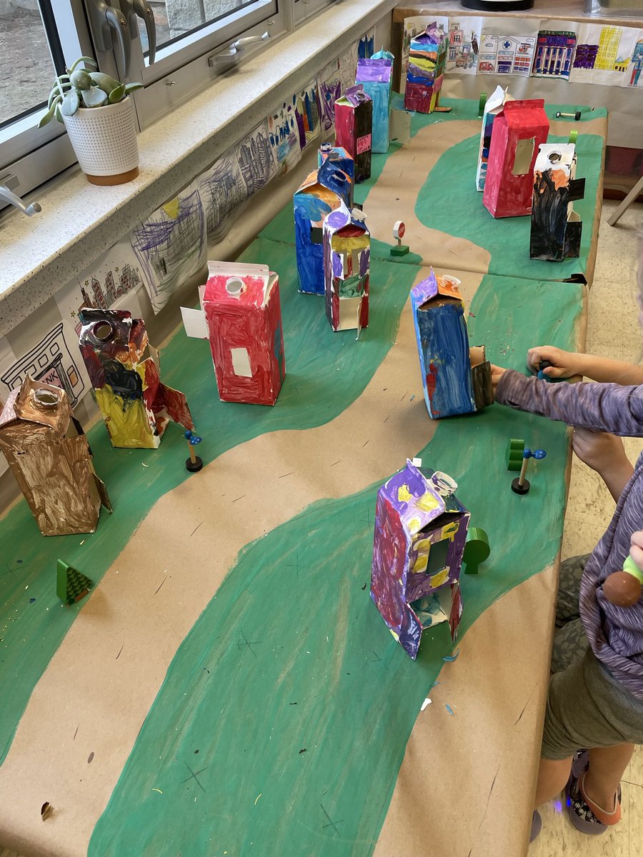 ShanCharland2's tweet photo. Community Inquiry 🏫 👮‍♂️ 👨‍🚒 @TLDSB @monckps #kinder #purposefulplay #playbaselearning https://t.co/P5aeQGWKOc