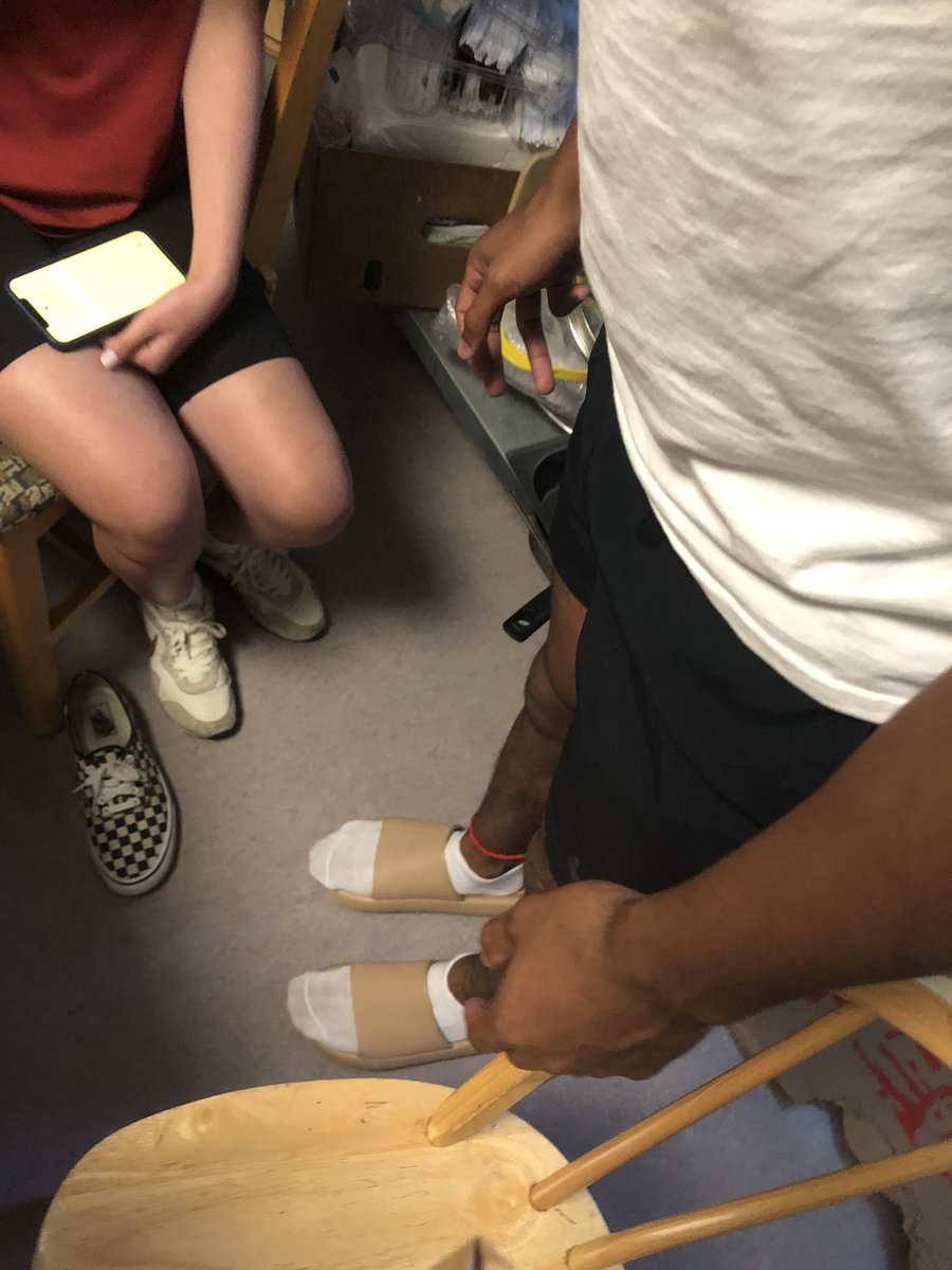 treephilosopher's tweet photo. TOES GRIPPING THE SANDALS, WELCOME TO SPRING QUARTER’S FIRST #PAUSEOFTHEWEEK https://t.co/5WH4ldRFuM