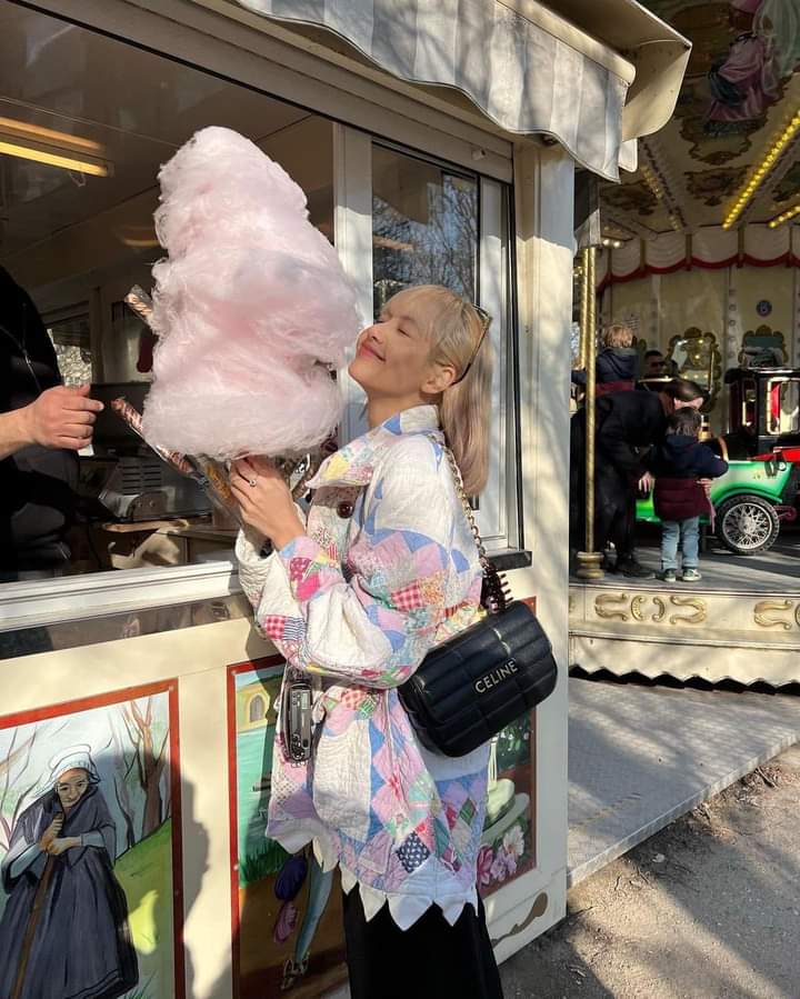 Cô gái ngọt ngào như kẹo bông, chúng ta hãy làm cho ngày hôm nay thật đặc biệt đối Lisa nha mn ui😘
HBD LALISA MANOBAL
#SuperstarLisaDay 
#LovingLalisaDay 
#BLACKPINK