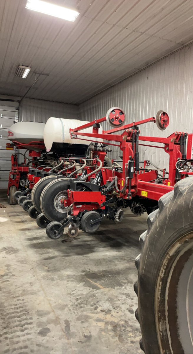 _BradleeSchultz's tweet photo. Out with the old and finally in with the new! (New to me anyway) #FirstTimeEquipmentPurchase #Plant22 #CaseIH1255 https://t.co/wSwD35WYyr