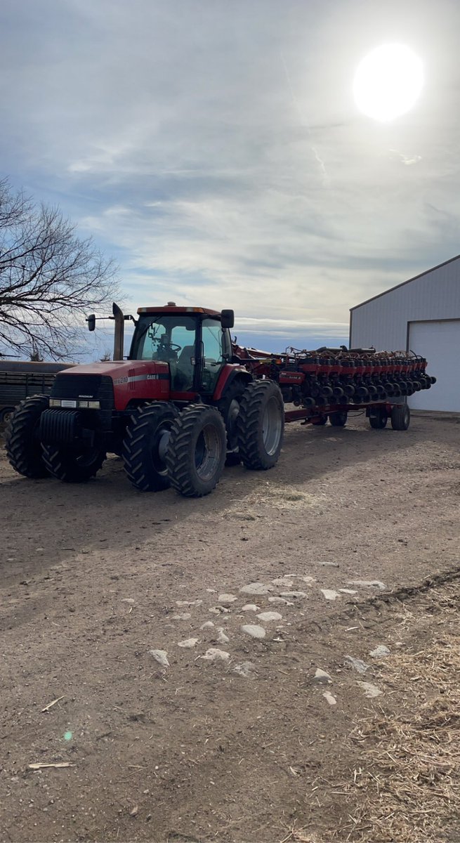 _BradleeSchultz's tweet photo. Out with the old and finally in with the new! (New to me anyway) #FirstTimeEquipmentPurchase #Plant22 #CaseIH1255 https://t.co/wSwD35WYyr