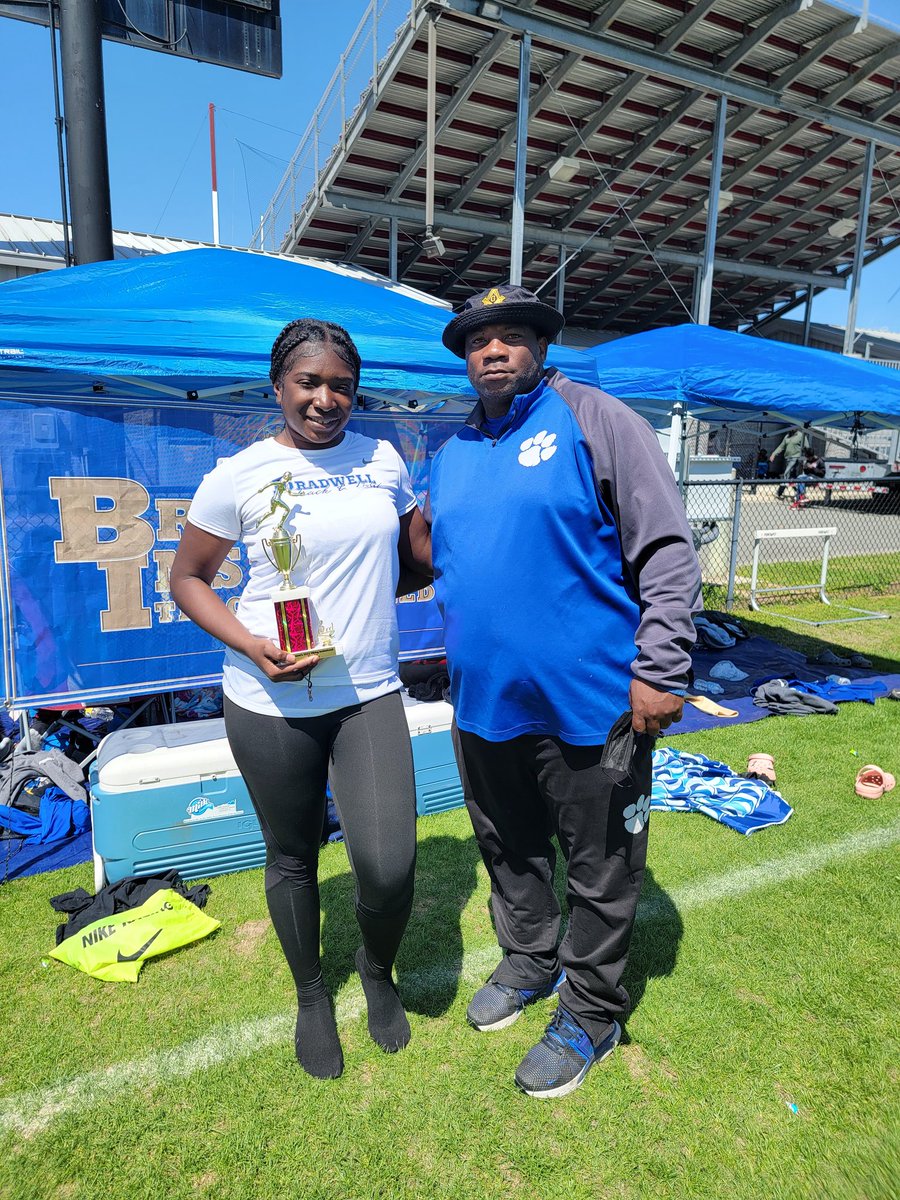 goonsquad6's tweet photo. Congratulations to these ladies. Tanieha Bowman got 2nd in the 800, Quintasha Jamison got 3rd in Shot Put. Jocelyn Robles, Giovanna Robles, Tanieha Bowman and Dajah Holt got 3rd in the 4x800 meter relay. I had a chance to finish 2nd in the meet. https://t.co/Qpdg6gg7pU