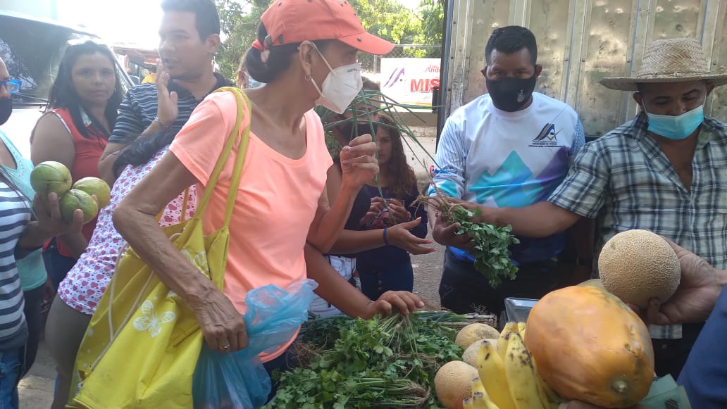 MinAlimenVen's tweet photo. #26Mar | Feria del Campo Soberano atendió a 3.763 familias de la parroquia El Recreo en San Fernando de #Apure, con la entrega de combos proteicos, frutas, hortalizas, entre otros rubros de la cesta básica https://t.co/MCBNgNCVX8