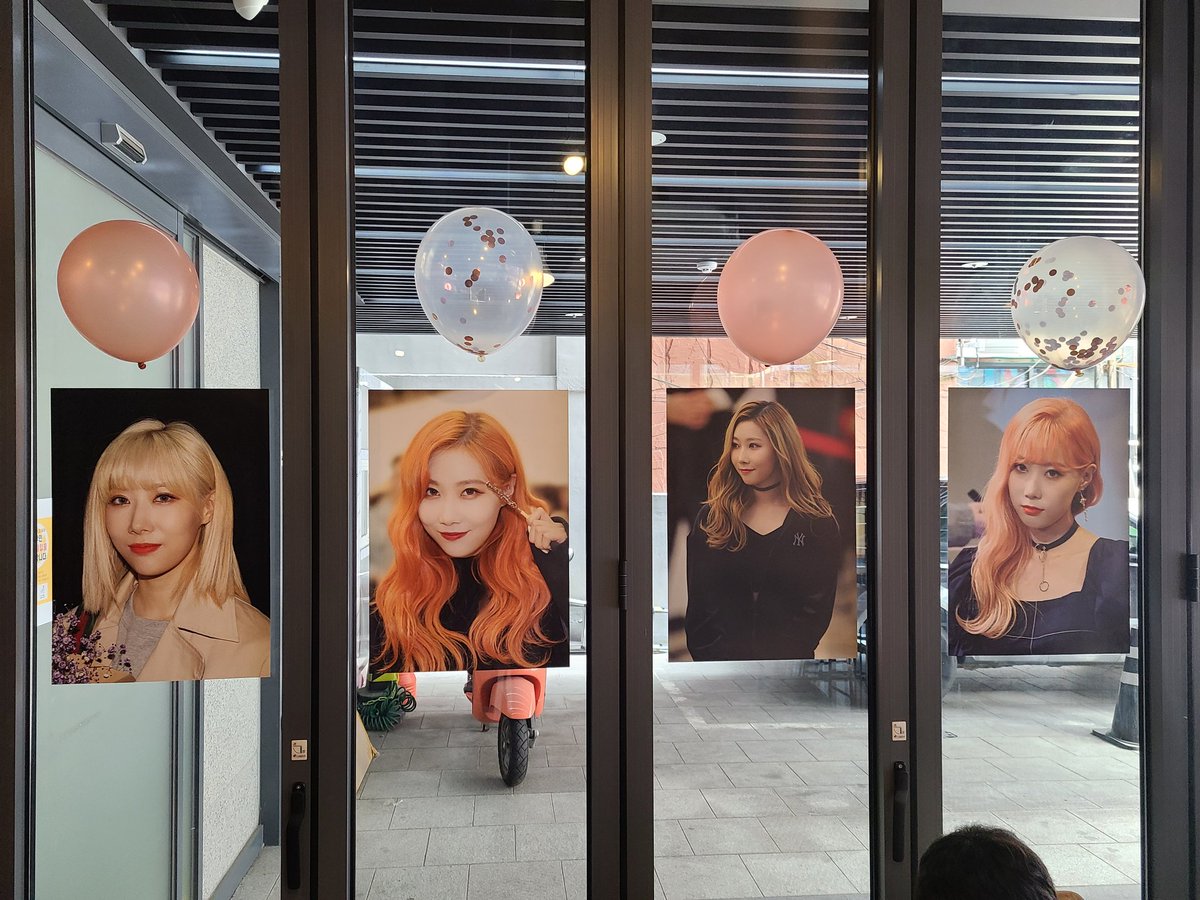 Handong_Lover's tweet photo. 오늘 한동 생일 카페 마감 5시에 합니다.

전시되어 있는 포스터와 현수막은 나눔할 예정이니 가져가실 썸냐 계시면 제게 DM 주시고 5시에 카페에 방문해주시면 감사합니다. 

#Dongratulation_2022 
#지금모습이대로_곁에남아주겠니
#한동 #HANDONG
#드림캐쳐 #dreamcatcher https://t.co/vdaowoyQfA