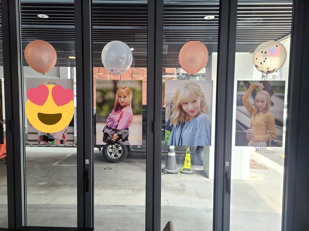 Handong_Lover's tweet photo. 오늘 한동 생일 카페 마감 5시에 합니다.

전시되어 있는 포스터와 현수막은 나눔할 예정이니 가져가실 썸냐 계시면 제게 DM 주시고 5시에 카페에 방문해주시면 감사합니다. 

#Dongratulation_2022 
#지금모습이대로_곁에남아주겠니
#한동 #HANDONG
#드림캐쳐 #dreamcatcher https://t.co/vdaowoyQfA
