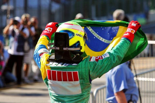 Formula1Verse's tweet photo. FAÇA DINHEIRO E SE MANTENHA VIVO!! GRITA @nasrf1v NA FRENTE DA TORCIDA ITALIANA ALI PRESENTE!!! NUMA CORRIDA HEROICA O BRASILEIRO SE COLOCA CADA VEZ MAIS NA LIDERANÇA DO CAMPEONATO E PROMETE TRAZER O TAO PROMETIDO TITULO PARA O BRASIL APOS 27 ANOS DE ESPERA!! https://t.co/mn68TWFhK7