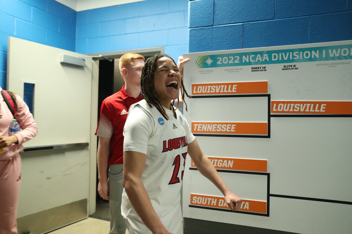 CoachJeffWalz's tweet photo. Elite Eight! ⁦@UofLWBB⁩ #GoCards https://t.co/LLn6NPQxJ0